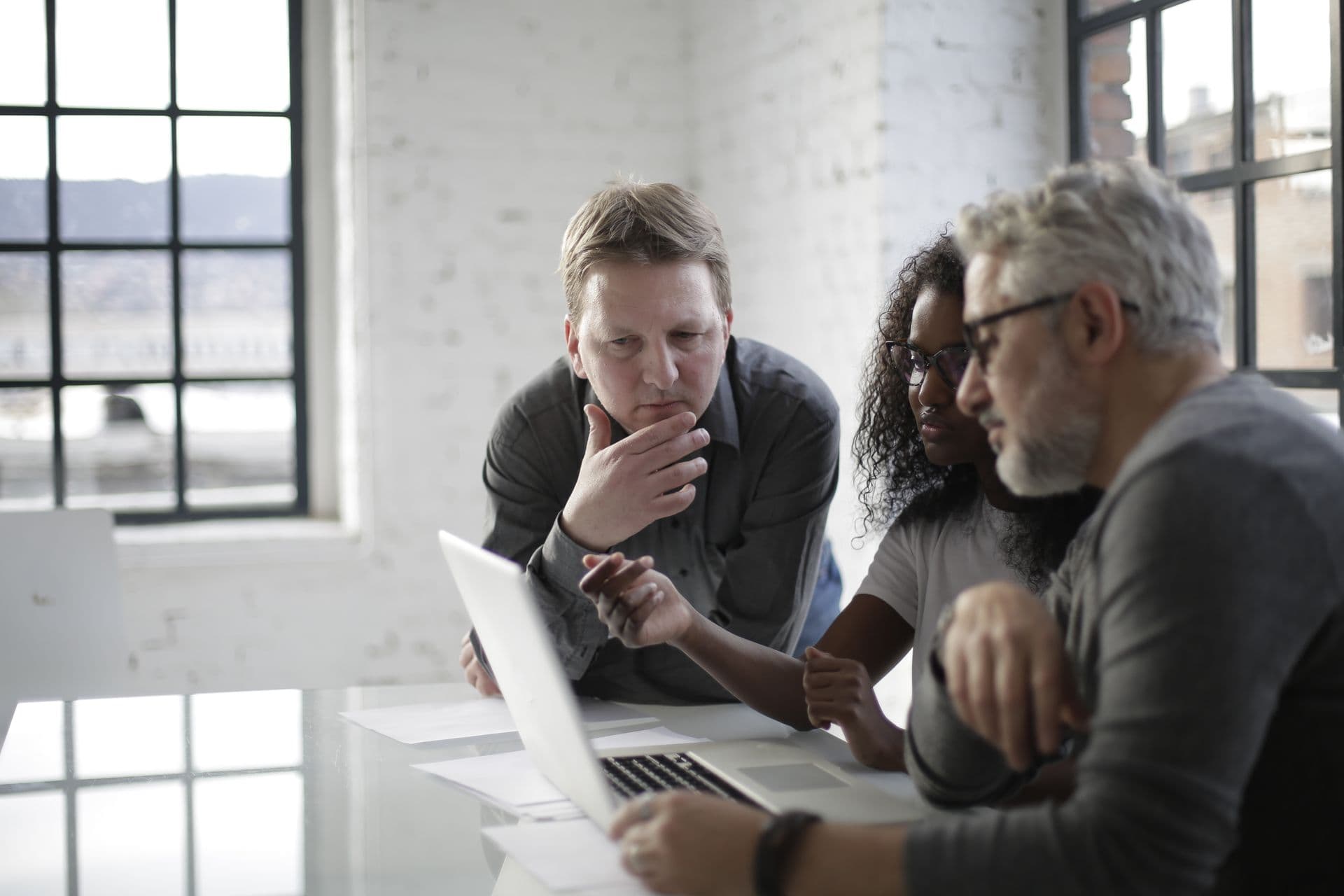 Bestuurders en medewerkers van een goededoelenorganisatie bespreken samen hun website